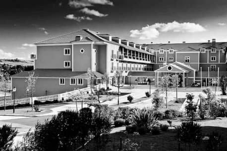 Hotel resort com lago